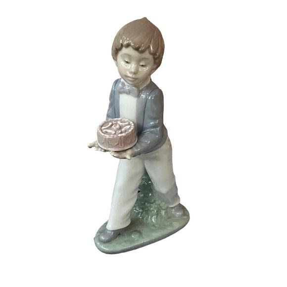 Nao LLADRO: Lladro Boy Holding Cake Porcelain Figurine 1990 Birthday Boy - Picture 1 of 8